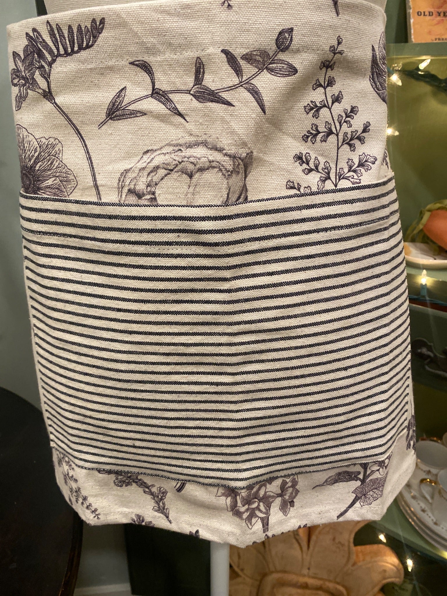 B/w floral apron  - 1